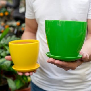 Variedad de maceteros de cerámica